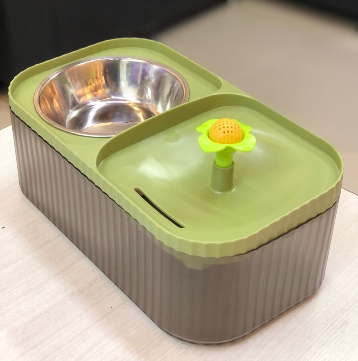 Comedero Doble con Fuente de Agua para Mascotas - vista alternativa