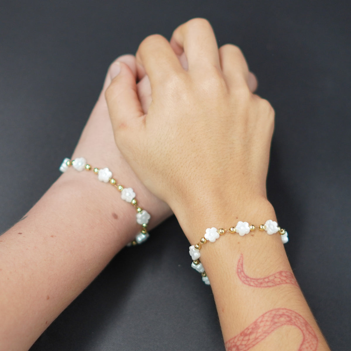 Pulseras de Hermanas con Flores - vista principal