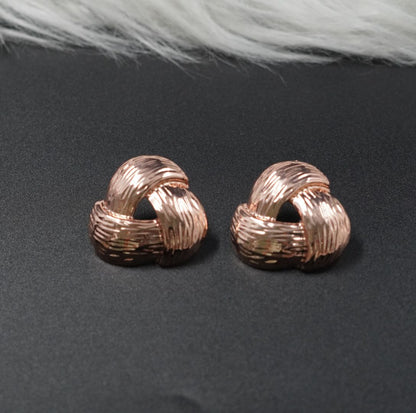 Aretes Triangulares en Rodio Rosa - detalle adicional