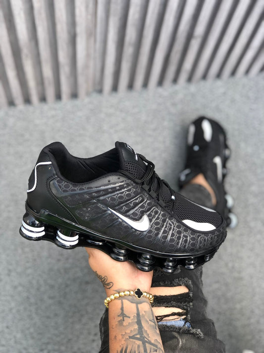 Tenis Nike Shox Unisex: Amortiguación Firme y Estilo Urbano - vista principal